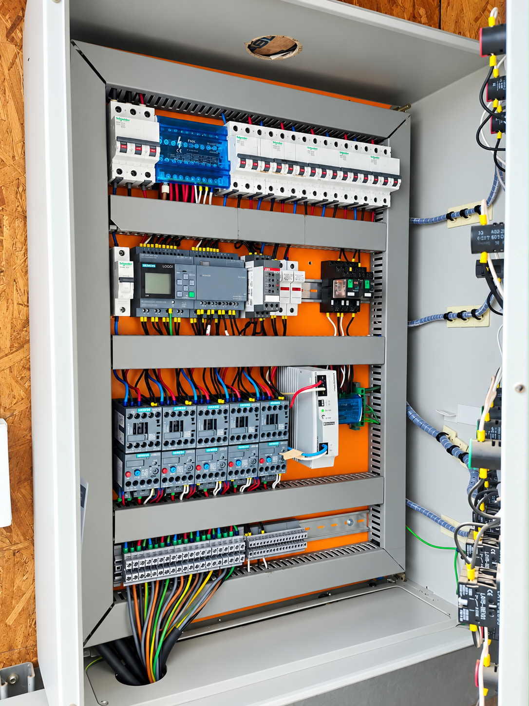 Fabricación y Montaje de Tableros Eléctricos — fotografía de trabajo eléctrico