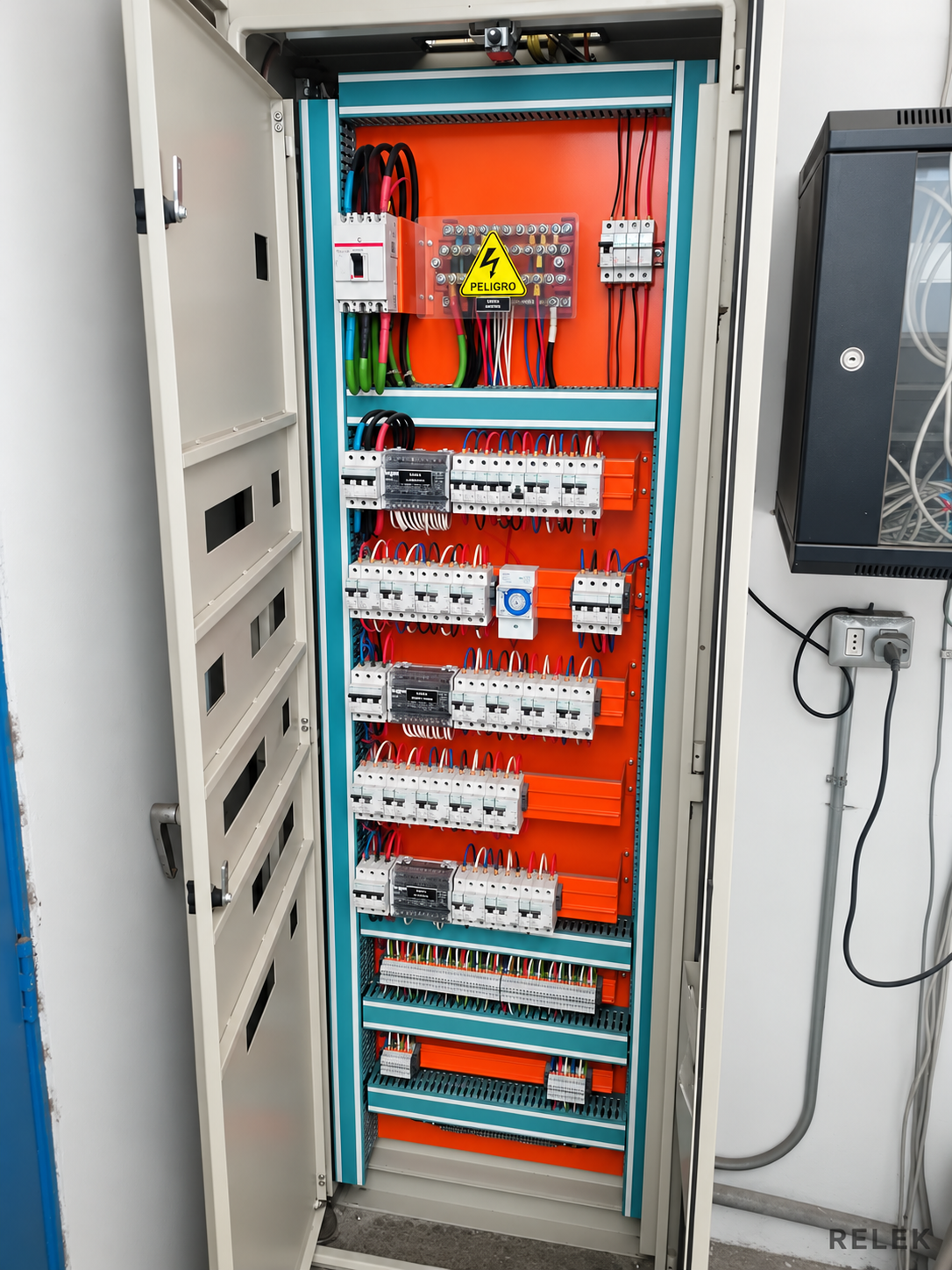 Mantenimiento Eléctrico Preventivo y Correctivo — fotografía de trabajo eléctrico
