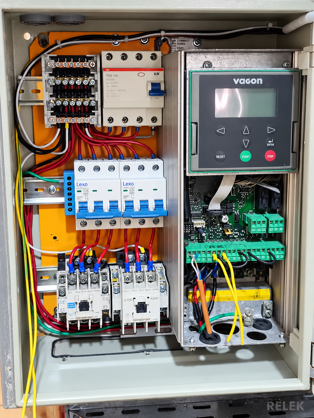 Automatización y Control Industrial — fotografía de trabajo eléctrico