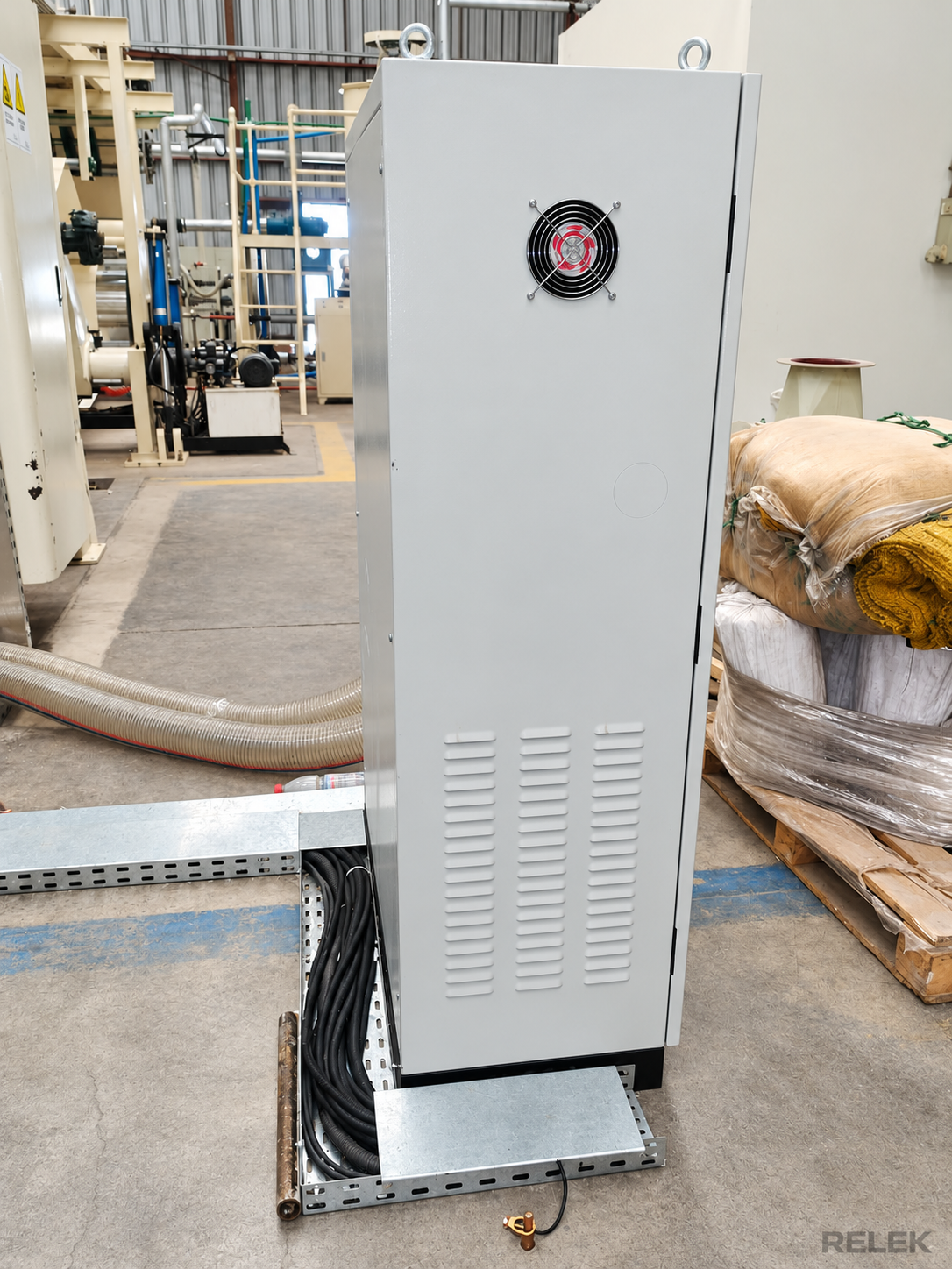 Diagnóstico y Reparación de Maquinaria Industrial — fotografía de trabajo eléctrico